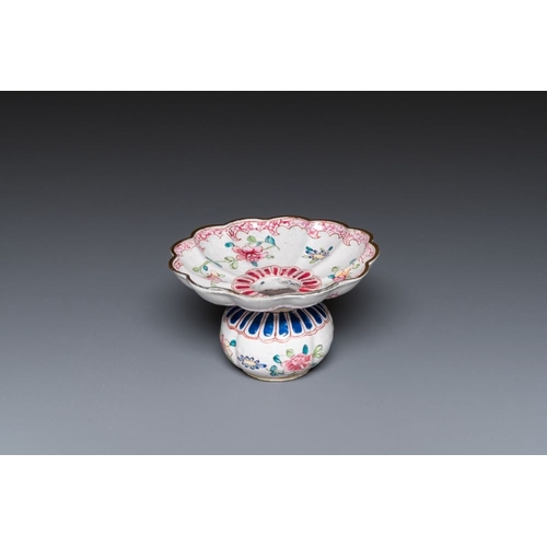 808 - A Chinese Canton enamel spittoon, Yongzheng/QianlongDia.: 11,5 cm - H.: 7,5 cm