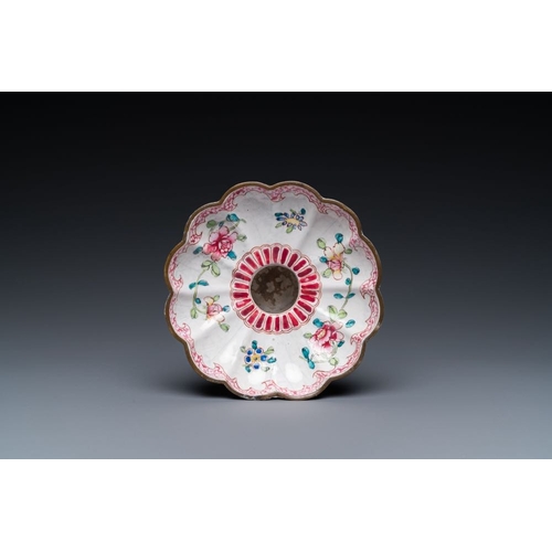 808 - A Chinese Canton enamel spittoon, Yongzheng/QianlongDia.: 11,5 cm - H.: 7,5 cm