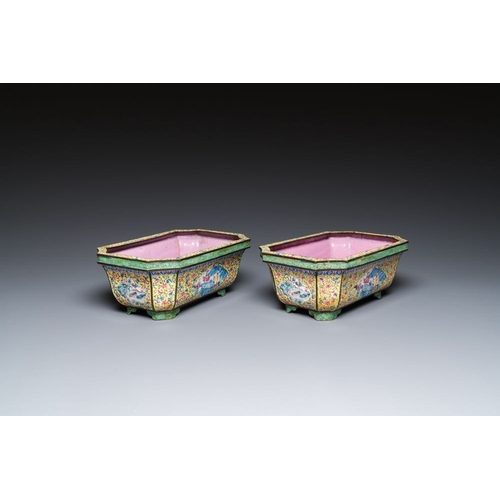 811 - A pair of Chinese yellow-ground Canton enamel jardinieres, JiaqingDim.: 22 x 14 x 8,5 cm
Provenance:... 