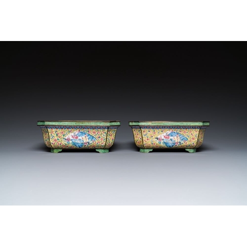 811 - A pair of Chinese yellow-ground Canton enamel jardinieres, JiaqingDim.: 22 x 14 x 8,5 cm
Provenance:... 