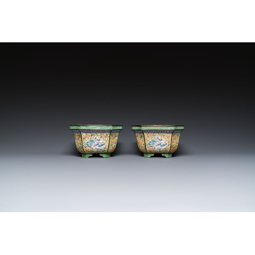 811 - A pair of Chinese yellow-ground Canton enamel jardinieres, JiaqingDim.: 22 x 14 x 8,5 cm
Provenance:... 