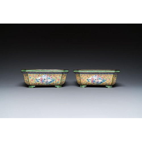 811 - A pair of Chinese yellow-ground Canton enamel jardinieres, JiaqingDim.: 22 x 14 x 8,5 cm
Provenance:... 