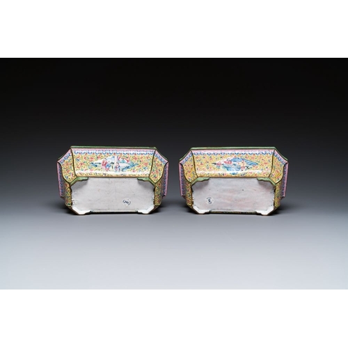 811 - A pair of Chinese yellow-ground Canton enamel jardinieres, JiaqingDim.: 22 x 14 x 8,5 cm
Provenance:... 