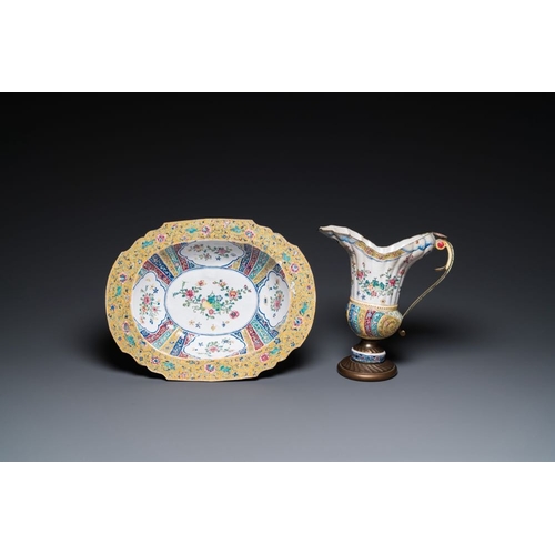 812 - A Chinese Canton enamel helm-shaped  ewer with shell-shaped  basin, QianlongDim.: 40 x 31 x 7 cm (th... 