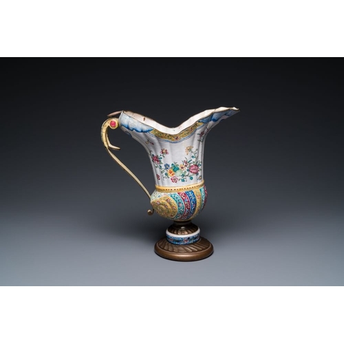 812 - A Chinese Canton enamel helm-shaped  ewer with shell-shaped  basin, QianlongDim.: 40 x 31 x 7 cm (th... 