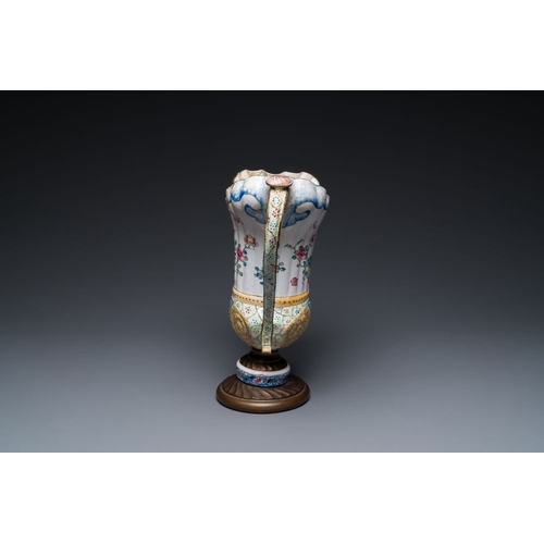 812 - A Chinese Canton enamel helm-shaped  ewer with shell-shaped  basin, QianlongDim.: 40 x 31 x 7 cm (th... 