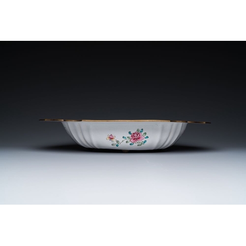 812 - A Chinese Canton enamel helm-shaped  ewer with shell-shaped  basin, QianlongDim.: 40 x 31 x 7 cm (th... 