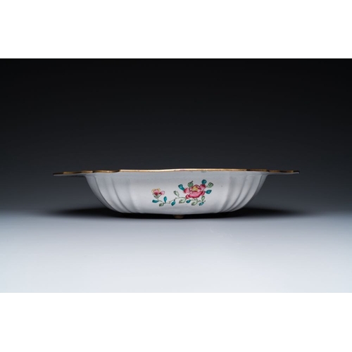 812 - A Chinese Canton enamel helm-shaped  ewer with shell-shaped  basin, QianlongDim.: 40 x 31 x 7 cm (th... 