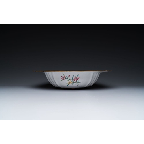 812 - A Chinese Canton enamel helm-shaped  ewer with shell-shaped  basin, QianlongDim.: 40 x 31 x 7 cm (th... 