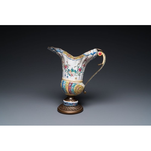 812 - A Chinese Canton enamel helm-shaped  ewer with shell-shaped  basin, QianlongDim.: 40 x 31 x 7 cm (th... 