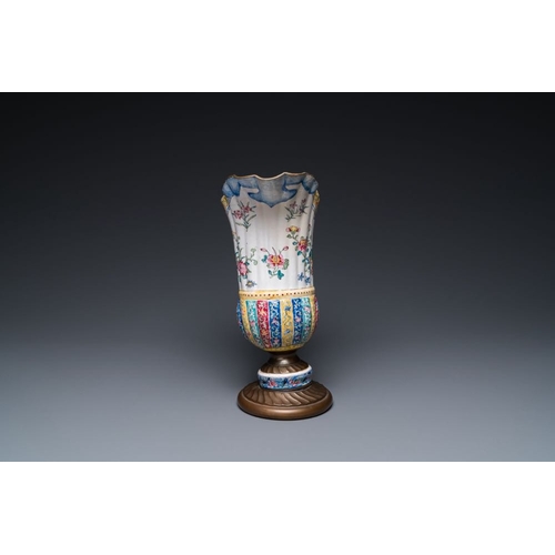 812 - A Chinese Canton enamel helm-shaped  ewer with shell-shaped  basin, QianlongDim.: 40 x 31 x 7 cm (th... 