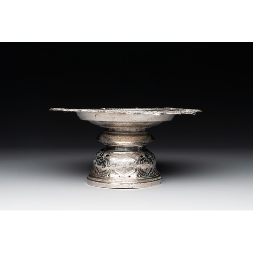 821 - A varied collection of Chinese and Thai silverware, 19/20th C.Dia.: 23,5 cm - H.: 11,2 cm (the tazza... 