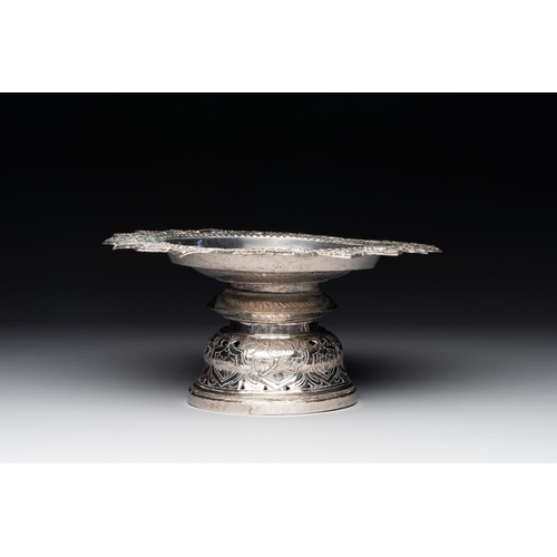 821 - A varied collection of Chinese and Thai silverware, 19/20th C.Dia.: 23,5 cm - H.: 11,2 cm (the tazza... 