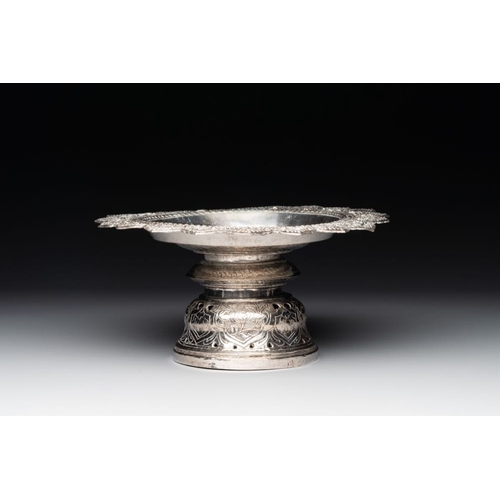 821 - A varied collection of Chinese and Thai silverware, 19/20th C.Dia.: 23,5 cm - H.: 11,2 cm (the tazza... 