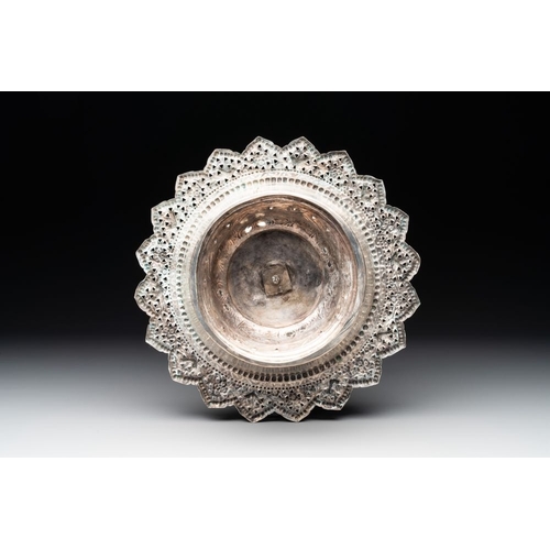 821 - A varied collection of Chinese and Thai silverware, 19/20th C.Dia.: 23,5 cm - H.: 11,2 cm (the tazza... 