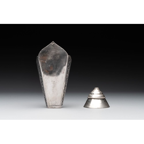 822 - A varied collection of eight silver betel chewing utensils, Southeast Asia, 19/20th C.Dia.: 24,3 cm ... 