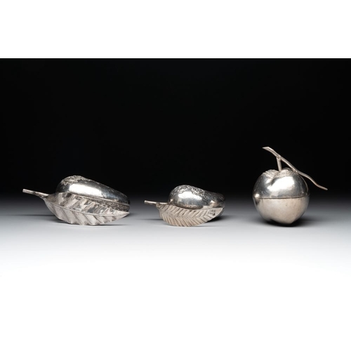 822 - A varied collection of eight silver betel chewing utensils, Southeast Asia, 19/20th C.Dia.: 24,3 cm ... 