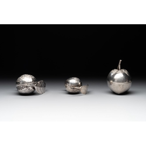 822 - A varied collection of eight silver betel chewing utensils, Southeast Asia, 19/20th C.Dia.: 24,3 cm ... 