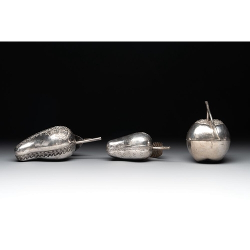 822 - A varied collection of eight silver betel chewing utensils, Southeast Asia, 19/20th C.Dia.: 24,3 cm ... 