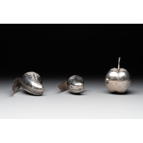 822 - A varied collection of eight silver betel chewing utensils, Southeast Asia, 19/20th C.Dia.: 24,3 cm ... 