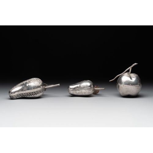 822 - A varied collection of eight silver betel chewing utensils, Southeast Asia, 19/20th C.Dia.: 24,3 cm ... 