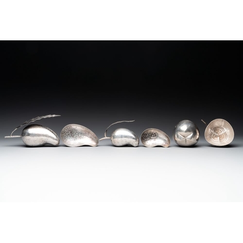 822 - A varied collection of eight silver betel chewing utensils, Southeast Asia, 19/20th C.Dia.: 24,3 cm ... 