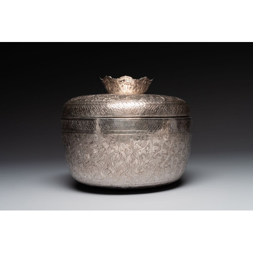 823 - A Chinese silver bowl and cover on lotus-shaped  stand, Li Hehe  mark, 19th C.Dia.: 22 cm - H.: 27 c... 