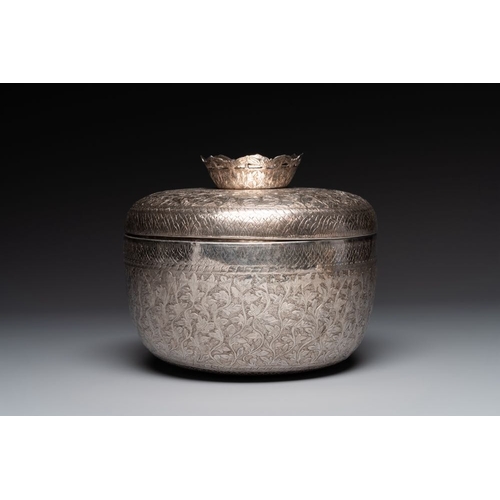 823 - A Chinese silver bowl and cover on lotus-shaped  stand, Li Hehe  mark, 19th C.Dia.: 22 cm - H.: 27 c... 