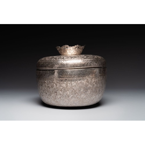 823 - A Chinese silver bowl and cover on lotus-shaped  stand, Li Hehe  mark, 19th C.Dia.: 22 cm - H.: 27 c... 