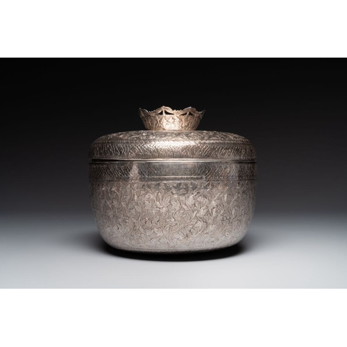 823 - A Chinese silver bowl and cover on lotus-shaped  stand, Li Hehe  mark, 19th C.Dia.: 22 cm - H.: 27 c... 