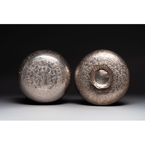 823 - A Chinese silver bowl and cover on lotus-shaped  stand, Li Hehe  mark, 19th C.Dia.: 22 cm - H.: 27 c... 