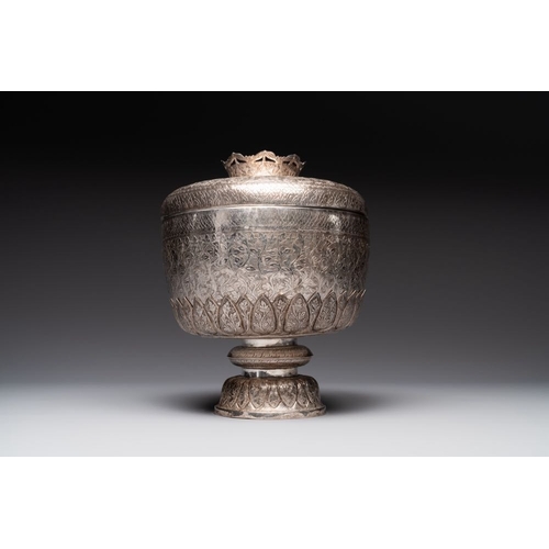 823 - A Chinese silver bowl and cover on lotus-shaped  stand, Li Hehe  mark, 19th C.Dia.: 22 cm - H.: 27 c... 