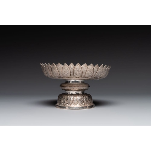 823 - A Chinese silver bowl and cover on lotus-shaped  stand, Li Hehe  mark, 19th C.Dia.: 22 cm - H.: 27 c... 