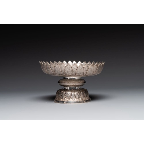 823 - A Chinese silver bowl and cover on lotus-shaped  stand, Li Hehe  mark, 19th C.Dia.: 22 cm - H.: 27 c... 