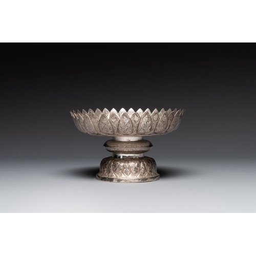 823 - A Chinese silver bowl and cover on lotus-shaped  stand, Li Hehe  mark, 19th C.Dia.: 22 cm - H.: 27 c... 