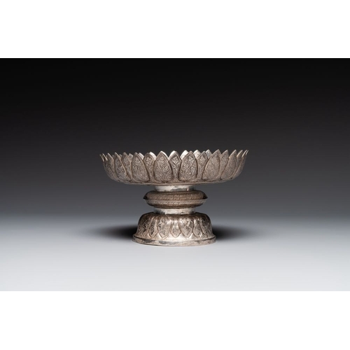 823 - A Chinese silver bowl and cover on lotus-shaped  stand, Li Hehe  mark, 19th C.Dia.: 22 cm - H.: 27 c... 