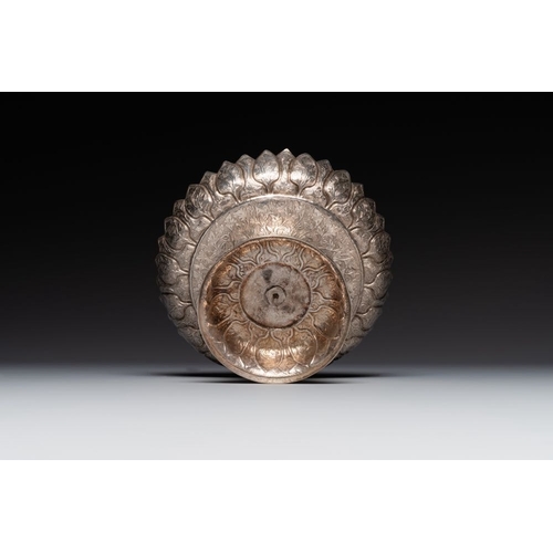 823 - A Chinese silver bowl and cover on lotus-shaped  stand, Li Hehe  mark, 19th C.Dia.: 22 cm - H.: 27 c... 