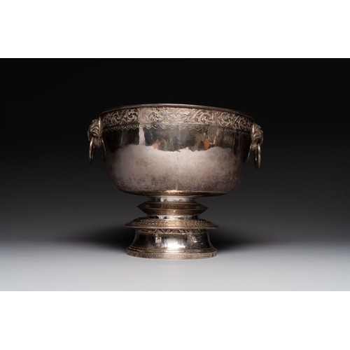 824 - A Thai silver punch bowl with tiger-form handles, เฉิน เว่ย ไท่ 陳偉泰 mark, Bangkok, 19th C.Dia.: 31,5... 