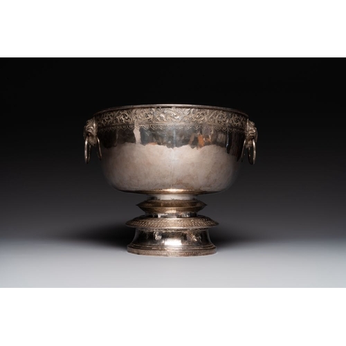 824 - A Thai silver punch bowl with tiger-form handles, เฉิน เว่ย ไท่ 陳偉泰 mark, Bangkok, 19th C.Dia.: 31,5... 