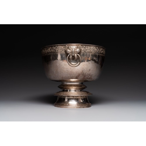 824 - A Thai silver punch bowl with tiger-form handles, เฉิน เว่ย ไท่ 陳偉泰 mark, Bangkok, 19th C.Dia.: 31,5... 