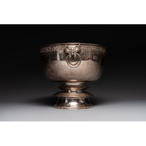 824 - A Thai silver punch bowl with tiger-form handles, เฉิน เว่ย ไท่ 陳偉泰 mark, Bangkok, 19th C.Dia.: 31,5... 