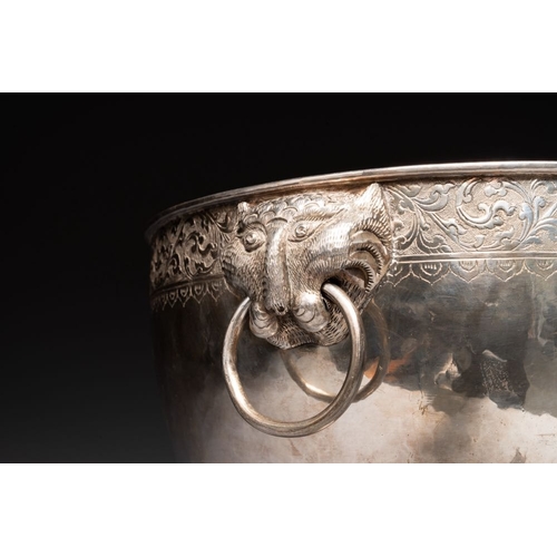 824 - A Thai silver punch bowl with tiger-form handles, เฉิน เว่ย ไท่ 陳偉泰 mark, Bangkok, 19th C.Dia.: 31,5... 