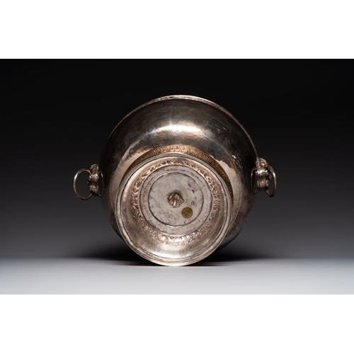 824 - A Thai silver punch bowl with tiger-form handles, เฉิน เว่ย ไท่ 陳偉泰 mark, Bangkok, 19th C.Dia.: 31,5... 