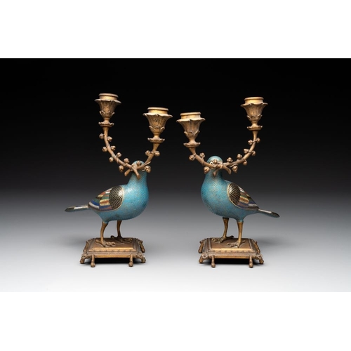 828 - A pair of Chinese cloisonne pigeons mounted as candelabras, 19th C.H.: 25,5 cm