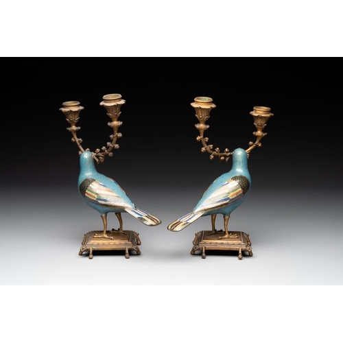 828 - A pair of Chinese cloisonne pigeons mounted as candelabras, 19th C.H.: 25,5 cm