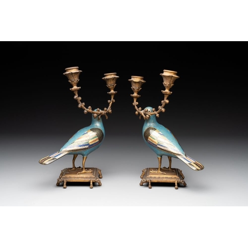 828 - A pair of Chinese cloisonne pigeons mounted as candelabras, 19th C.H.: 25,5 cm