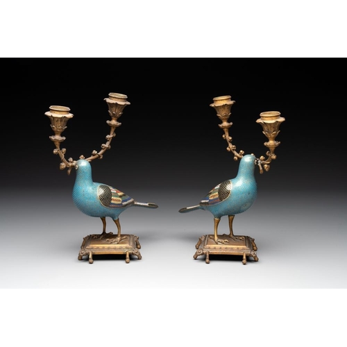 828 - A pair of Chinese cloisonne pigeons mounted as candelabras, 19th C.H.: 25,5 cm