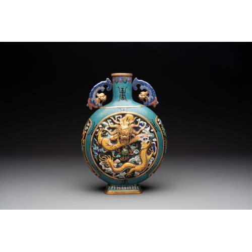 829 - A Chinese cloisonne 'dragon and phoenix' moonflask vase, 'bianhu', 19/20th CH.: 36,2 cm... 