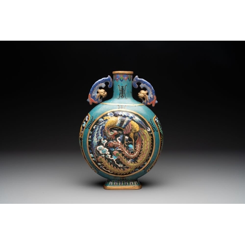 829 - A Chinese cloisonne 'dragon and phoenix' moonflask vase, 'bianhu', 19/20th CH.: 36,2 cm... 