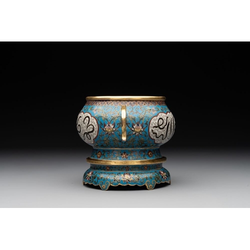 830 - A Chinese cloisonne censer and stand with Arabic inscription, Qianlong mark, 19th C.L.: 15,5 cm - H.... 